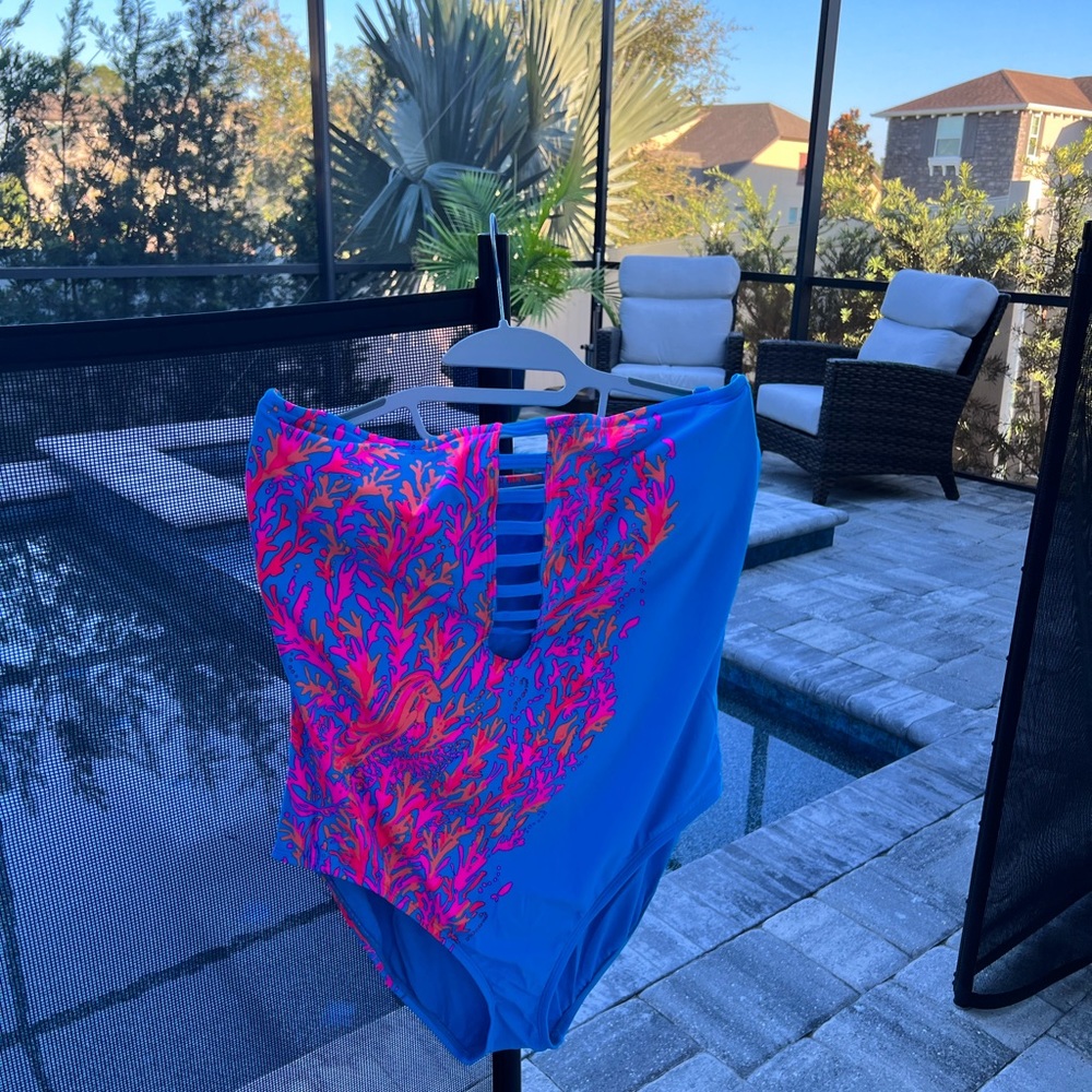 NWT Gorgeous Lilly Pulitzer suit! Neck strap included